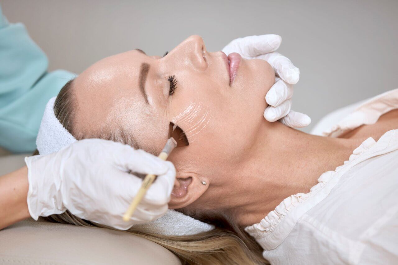 kvinde der bliver behandlet med en peeling