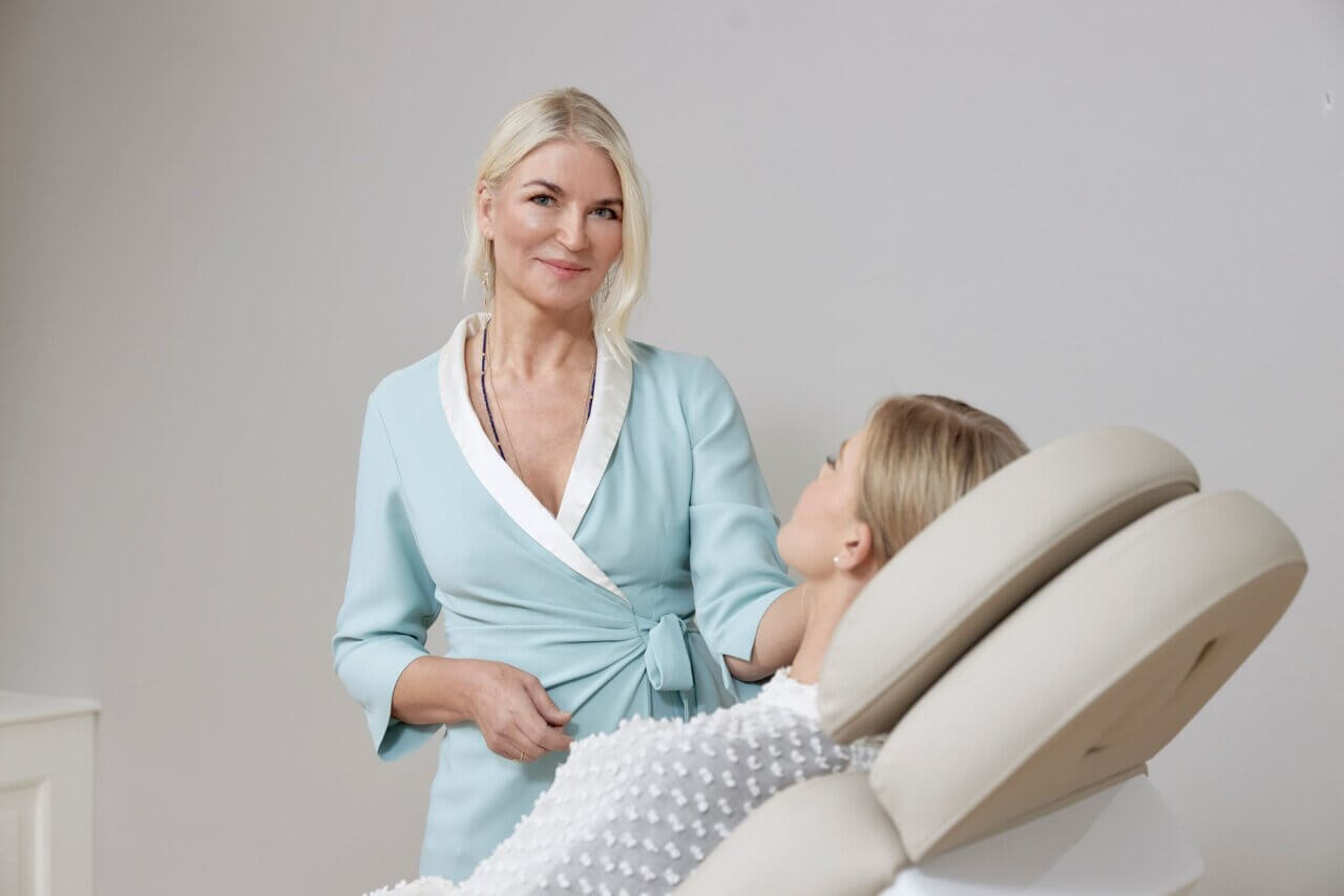 Sygeplejeske der står ved en klient