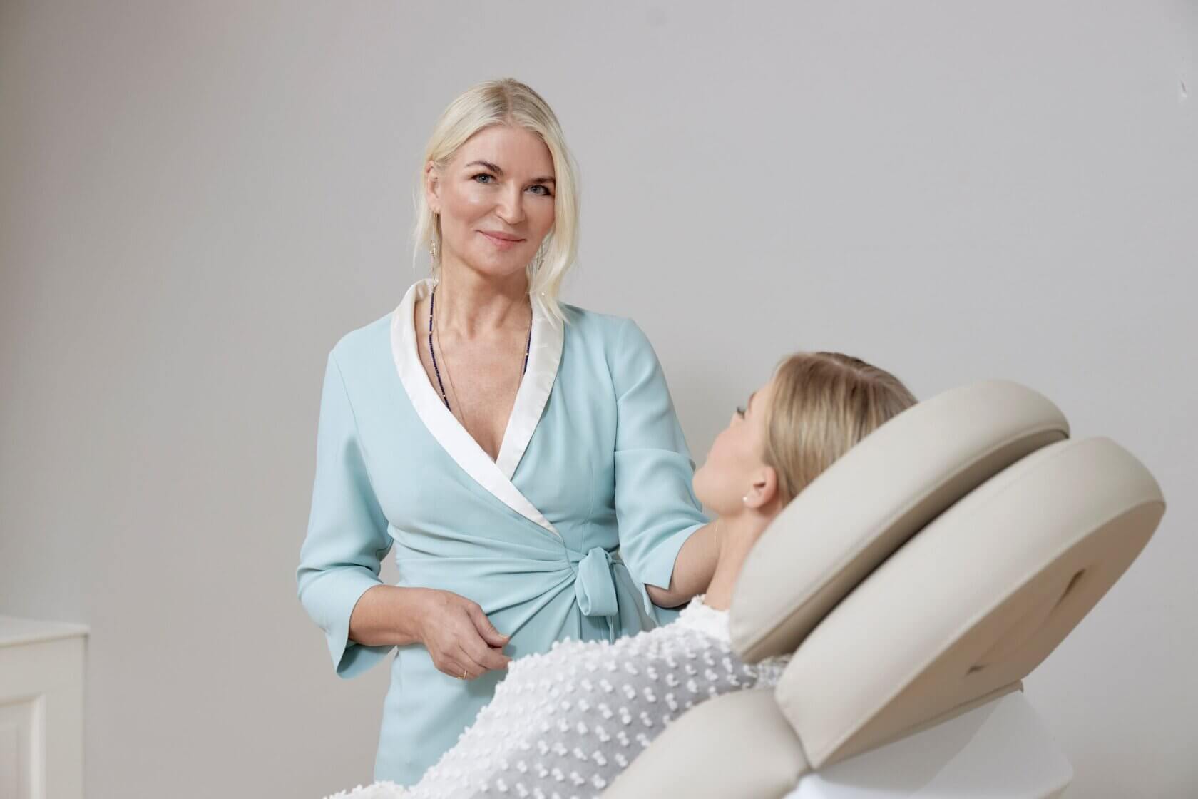 Sygeplejeske der står ved en klient