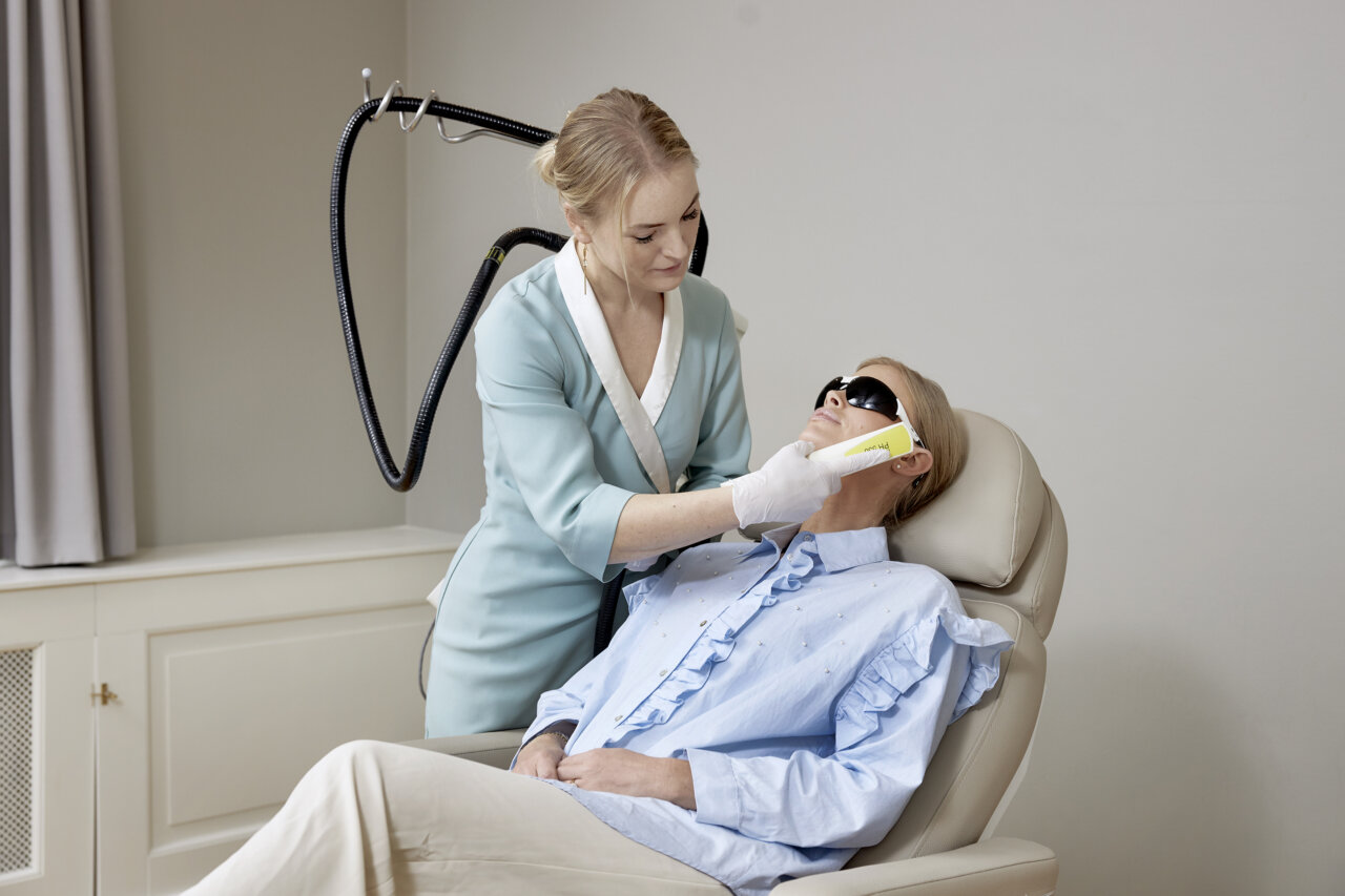 Behandler der benytter IPL laser