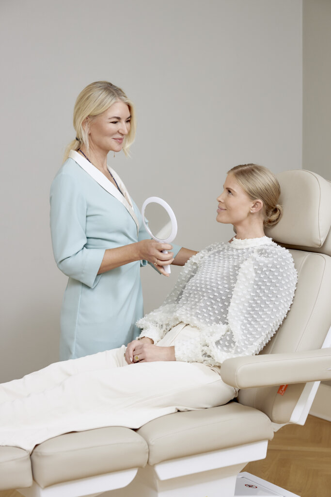 Sygeplejeske der holder spejl