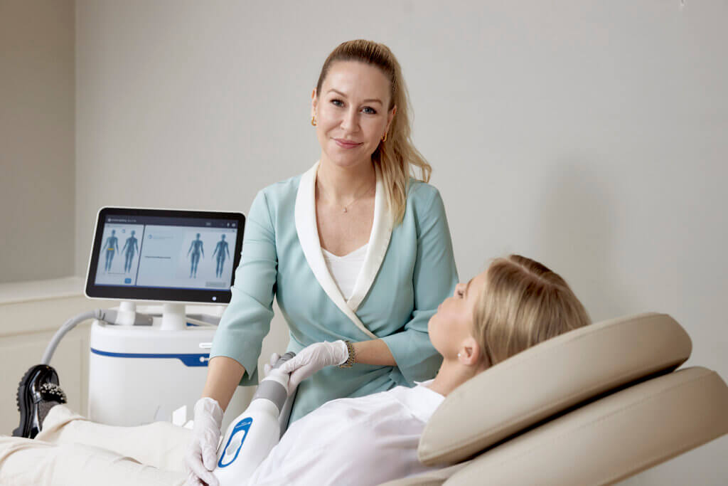 Sygeplejeske der laver fedtfrysning med CoolSculpting